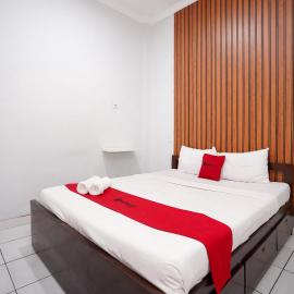 RedDoorz near Padang Golf Adisucipto，位于Potrojayan的酒店