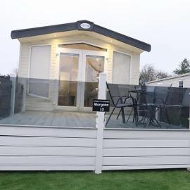 Ty Newydd Leisure Park 2-Bed Caravan Sleeps 6，位于Brynteg的酒店