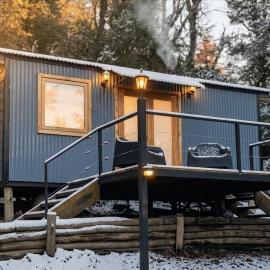 Casa Calvé Tiny House en el Bosque con Deck Privado San Martín de los Andes，位于圣马丁德洛斯的酒店