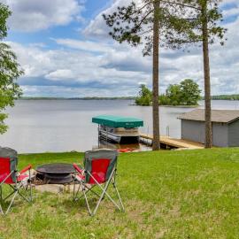 Lakefront Northwoods Cabin w/ Shared Dock & Views!，位于Tower的酒店