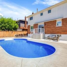 Modern 4BR Family Home with Pool in Whitby，位于惠特比的酒店