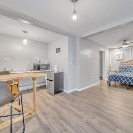 Private Suite Near DCU Center，位于伍斯特的酒店