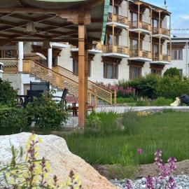 Raku Guest House - A Peaceful Stay in the Heart of Leh，位于列城的酒店