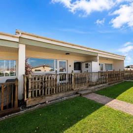 Chalet For Hire At Rainbows End Near A Beautiful Norfolk Beach Ref 31039R，位于伯克顿的酒店