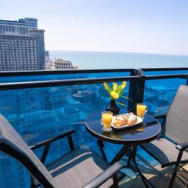 Lavish Sea View Aparthotel in Orbi City Batumi，位于巴统的酒店