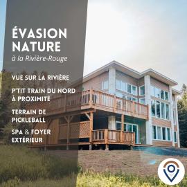 Huge Waterfront Modern Cottage on the Rouge River，位于Rivière-Rouge的酒店