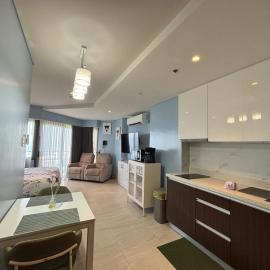 Ocean View Corner Studio Private Balcony Tambuli Tower F，位于Maribago的酒店