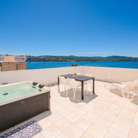Holiday Home Premium，位于科马尔纳的酒店