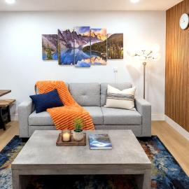 Modern 2BR Suite Near Anthony Henday with Parking, Workspace, and Laundry，位于埃德蒙顿的酒店
