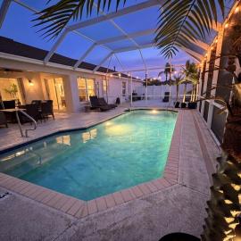Coconut Courtyard, Tiki Hot Tub, Private Pool & Courtyard Retreat，位于退休小镇的酒店