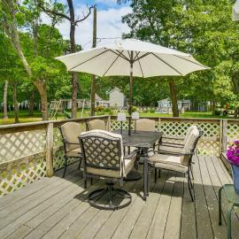 Charming Cape Cod Water-View Cottage，位于马什皮的酒店