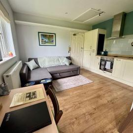 Charming village apartment in Surrey，位于谢珀顿的酒店