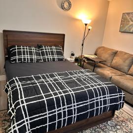 East Coast Cozy by Wastis-Easy Hwy, City & Airport Access plus Free Parking，位于Lower Sackville的酒店