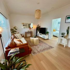 Cosy and calm unit in Cronulla，位于克罗纳拉的酒店