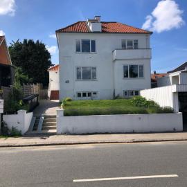 Stor lys lejlighed med terrasse og altan