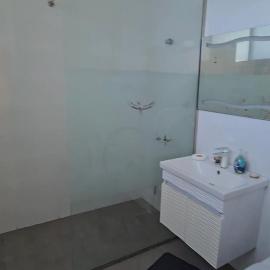 Eagles Nest Guesthouse- Rose Lily Suite 2，位于Ḩaşrūn al Jadīdah的酒店