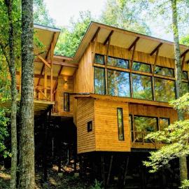 Casa inmersa en bosque de la Reserva Huilo Huilo，位于惠洛惠洛的酒店