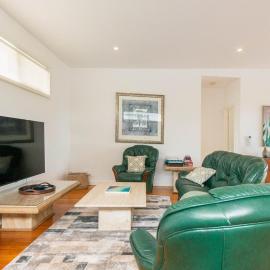 3BR Home 2 min walk to beach, with parking, AC, Wi-Fi，位于莱伊的酒店