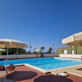 L'Atelier al mare appartamento deluxe con piscina e vista mare，位于瓦拉泽的酒店