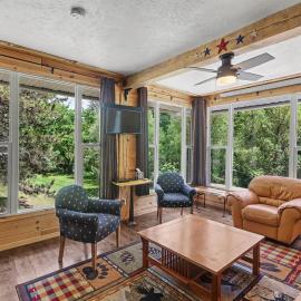 The Hill View Suite at Ten Stone Lodge，位于奇斯顿的酒店