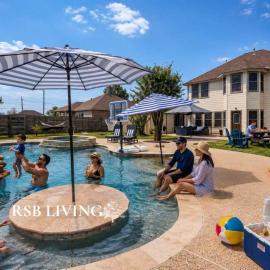 Luxurious Home with Huge Pool，位于Willis的酒店