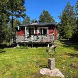 The Hunters Hill - Cosy private forest retreat，位于Brålanda的酒店