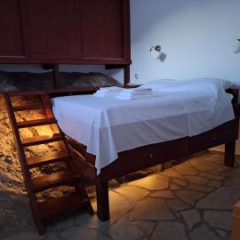 Bed on the Rocks! - No Stairs - 250m from the Port，位于伊兹拉的酒店
