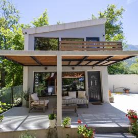 Stream House - Luxury living next to the river，位于萨莫色雷斯的酒店
