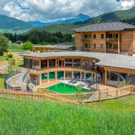 Familienhotel Kreuzwirt，位于魏森湖的酒店