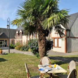 Logis Hôtel Restaurant Du Labrador,位于Saint-Benoît-sur-Loire的酒店
