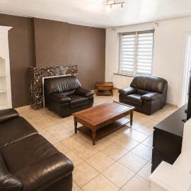 House in Charleroi ideal for families et professionals，位于沙勒罗瓦的酒店