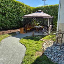 Bright Garden View Room Close to All Amenities Shared Bathroom w 1 Other Person，位于Saanichton的酒店