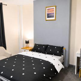 Elegant Double Room with TV, Work Desk & Fast Wi-Fi，位于伍尔弗汉普顿的酒店