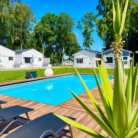 Lumi Resort - domki nad morzem - w otoczeniu natury - z podgrzewanym basenem i siłownią，位于里沃的酒店
