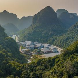 Hilton Quang Hanh Onsen Resort，位于Cẩm Phả的酒店