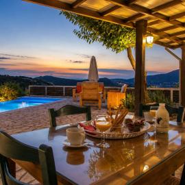 Villa Melody Private Pool Villa with Mountain Views，位于Fternón的酒店