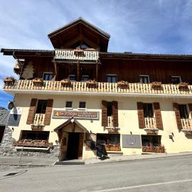 Hôtel-Chalet les Mélèzes，位于瓦卢瓦尔的酒店