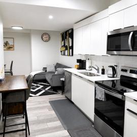 Stylish furnished 2bedroom suite near YYC Airport，位于Calgary的酒店