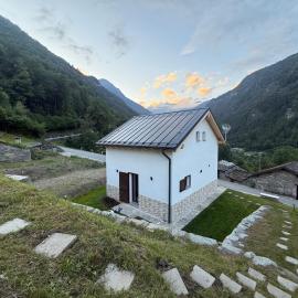 Baita Valmalenco - Casa con sauna panoramica, 5 minuti da Chiesa Valmalenco，位于Torre di Santa Maria的酒店