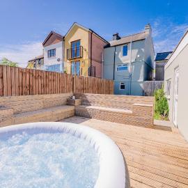Stylish Cottage with Hot Tub & Countryside Views，位于卡菲利的酒店