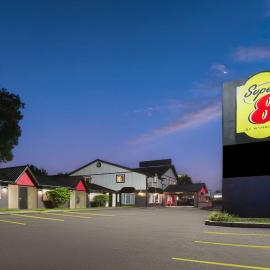 Super 8 by Wyndham Gananoque - Country Squire Resort，位于加纳诺克的酒店