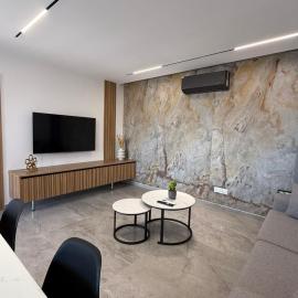 IOLENA Two Bedroom SEAVIEW APT，位于皮拉的酒店