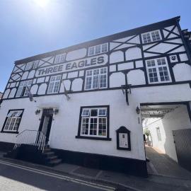 Three Eagles Hotel&Restaurant and Garden Bar，位于兰戈伦的酒店