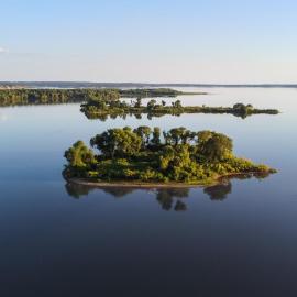 Spacious Wooden Suite #7 By The Lake at Texoma Shores Resort，位于Madill的酒店