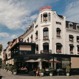Hotel The Century，位于哈瑟尔特的酒店