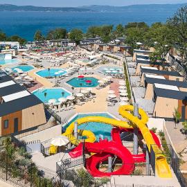 Aminess Style Camping Atea Glamping & Holiday Homes，位于奈维斯的酒店