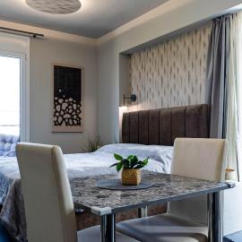 George V Luxury Apartments - Room 3，位于基利尼的酒店