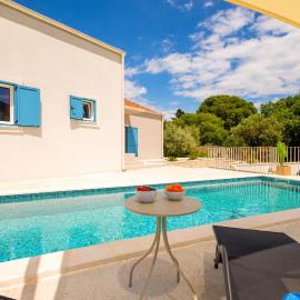 Modern Pool Villa - Casa Brava Sole - Pitve, Hvar，位于Pitve的酒店