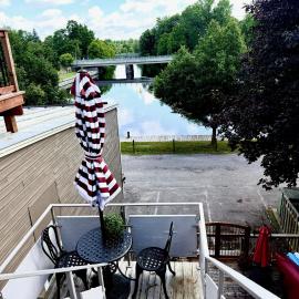 European Style Open Concept Oasis on the Tay River Basin，位于珀斯的酒店