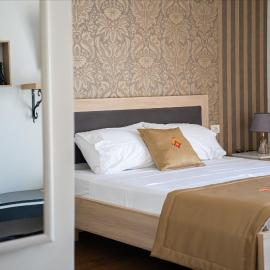 N'Log N'Skuraj Hotel，位于Ferr -Skuraj的酒店